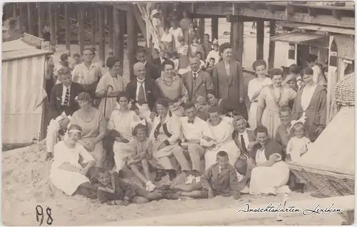 Ansichtskarte  Gruppe am Strand bei Anleger - Ostsee Seebrücke 1918 
