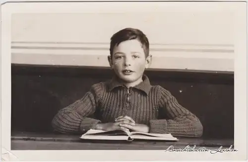 Ansichtskarte  Junge sitzt mit aufgeschlagenem Buch 1930