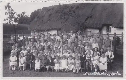 Ansichtskarte  Kindergruppe vor Hütte 1922