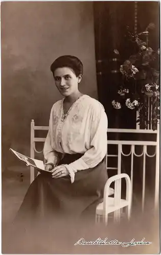 Ansichtskarte  Frau mit Heft in der Hand - Fotokunst 1922 