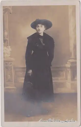 Ansichtskarte  Portrait Frau mit Hut in Schwarz 1918