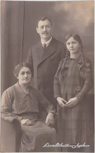 Ansichtskarte  Familienfoto - Vater, Mutter, Tochter Zeitgeschichte 1914 