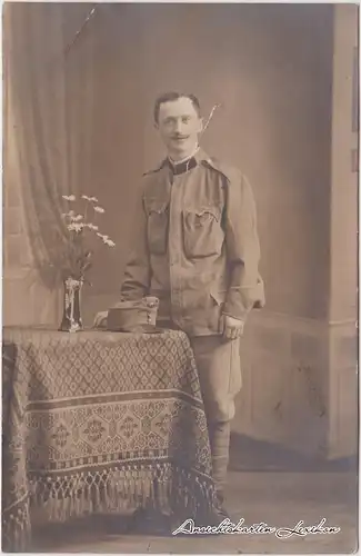 Ansichtskarte  Soldat Foto neben Tisch 1915 