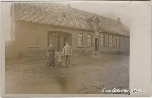 Ansichtskarte  Familie vor Haus im Dorf 