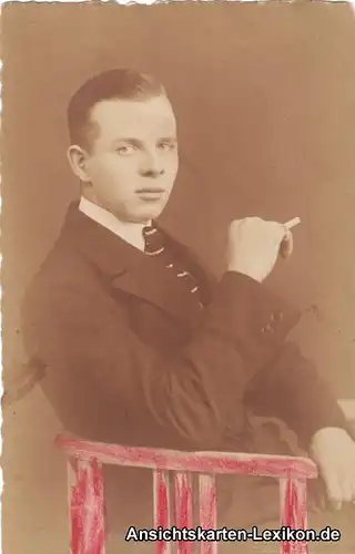 Ansichtskarte  Junger Mann im Anzug mit Zigarette auf Stuhl 1918