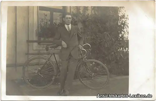 Foto  Portrait Mann mit Fahrrad vor Haus 1920 Privatfoto