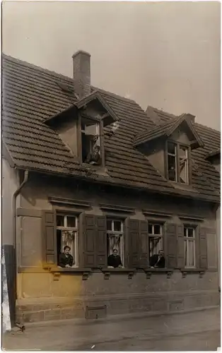 Foto  Hausfassade mit Menschen am Fenster 1918 Privatfoto 