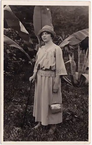 Foto  Frau vor Bananenbaum Stempel: Poděbrady 1923 Privatfoto