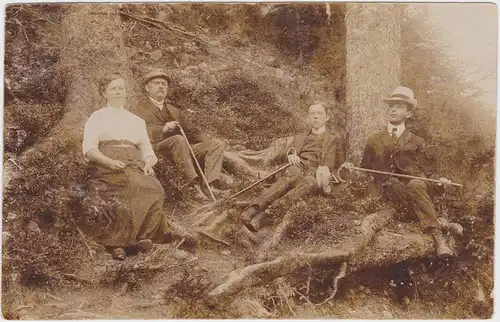 Ansichtskarte  Wandergruppe im Wald 1911