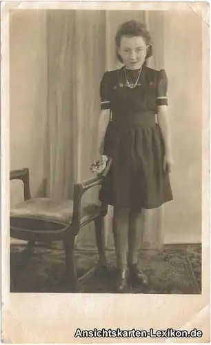 Foto  Frau neben Stuhl 1932 Privatfoto