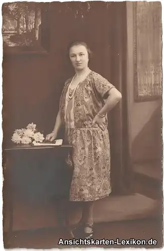 Ansichtskarte  Frau Portrait mit Bild und Blumen neben Abstelltisch 1940