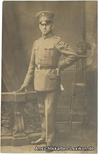 Foto  Mann posiert in Uniform 1916