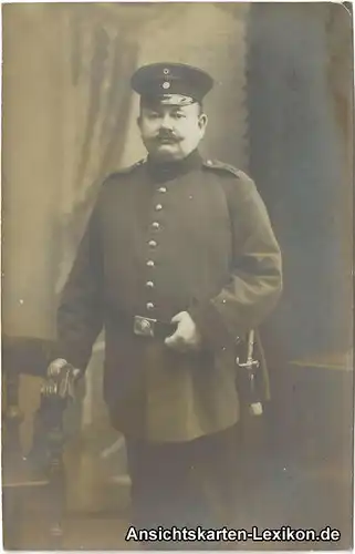 Ansichtskarte  Dicker Mann in Uniform und Säbel, hält Gürtel 1917