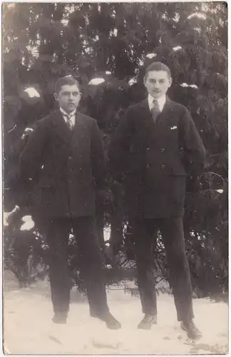 Foto  2 Männer im Schnee Portrait 1932 Privatfoto