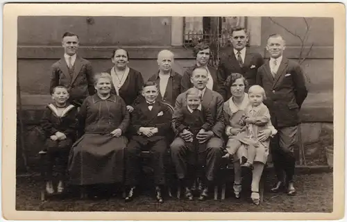 Foto  Familienfoto vor Hauswand 1928 Privatfoto