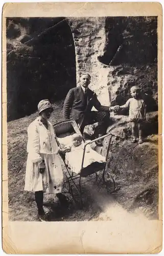 Foto  Familienfoto mit Kinderwagen vor Felsen 1926 Privatfoto