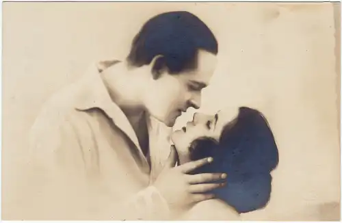 Ansichtskarte  Liebespaar küsst sich 1919