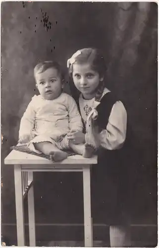 Foto  junges Mädchen mit Baby Familienportrait 1920 Privatfoto 