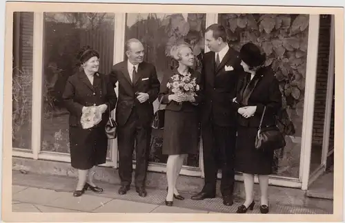 Foto  Gruppenbild Familie, Blumenstrauß Anzüge 1950 Privatfoto 