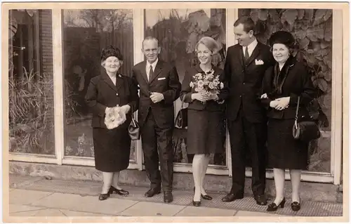 Foto  Gruppenbild Familie, Blumenstrauß Anzüge 1950 Privatfoto 