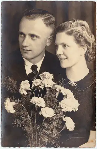 Foto  Liebespaar Foto mit Blumen 1932 Privatfoto 