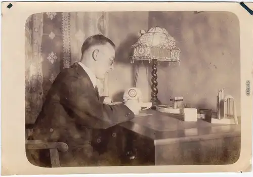  Beim Briefschreiben. Inneneinrichtung Arbeitszimmer 1924 Privatfoto 