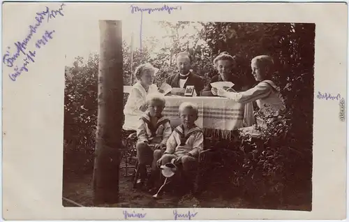  Familie beim Kartenspielen im Garten, Jungs im Matrosenanzug 1917