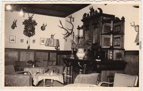 Jagdzimmer Gästebereich mit Geweihen an Wand und Altes Uhrwerk mit Zapfen 1930