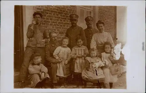  Familienfoto mit Kindern und Soldaten. Junge links unten Geistergesicht 1918 