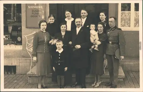 Dissen am Teutoburger Wald Familienfoto mit Wehrmachtssoldat vor Simens Geschäft Rundfunkgeräte 1940