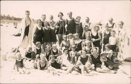  Menschen / Soziales Leben - Gruppenfotos - Menschen am Strand 1926