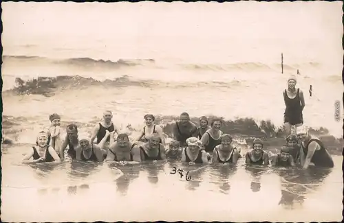  Menschen / Soziales Leben - Gruppenfotos - Menschen am Strand im Wasser 1928