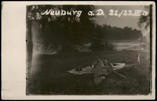 Ansichtskarte Neuburg (Donau) Ruderboot am Ufer - Männer 1924 Privatfoto