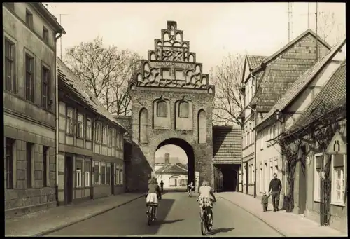 Ansichtskarte Salzwedel Steintor, Straßen Ansicht mit Radfahrer 1974