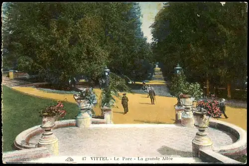 CPA Vittel Le Parc - La grande Allée 1910