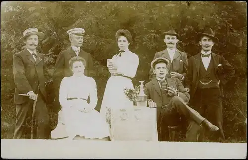Männer und Frauen in feiner Kleidung am Tisch im Garten 1912 Privatfoto