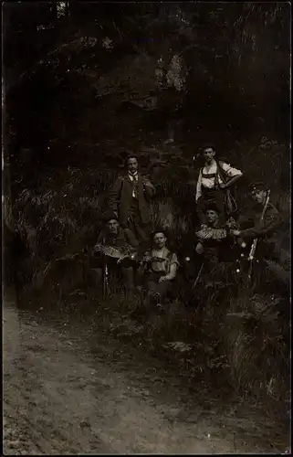 Foto  Jagd / Jäger im Wald mit ihrer Beute 1912 Privatfoto