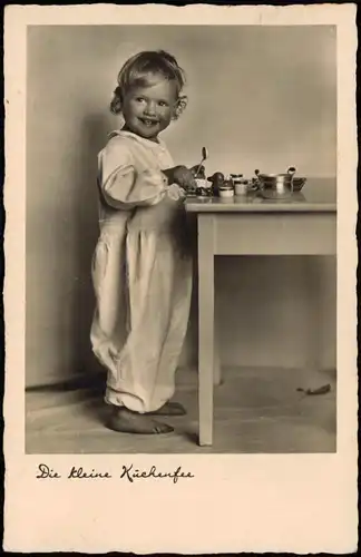 Ansichtskarte  Mädchen in der Küche - Die kleine Küchenfee - Fotokunst 1937