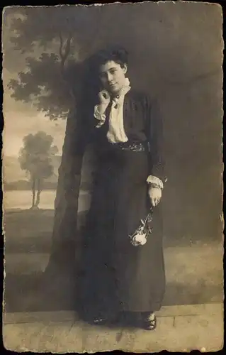 Ansichtskarte  Mode Kleidung Frau mit schwarzer Kleidung und Rose 1919