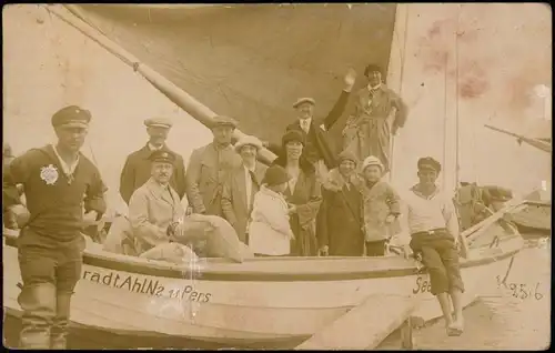 Ahlbeck (Usedom) Strand Fotokunst Familie in Segelboot 1913 Privatfoto