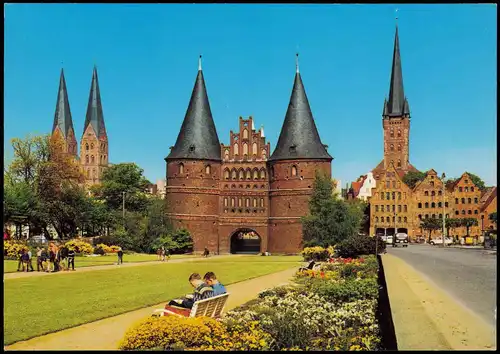 Ansichtskarte Lübeck Holstentor mit St. Marien und St. Petri 1970