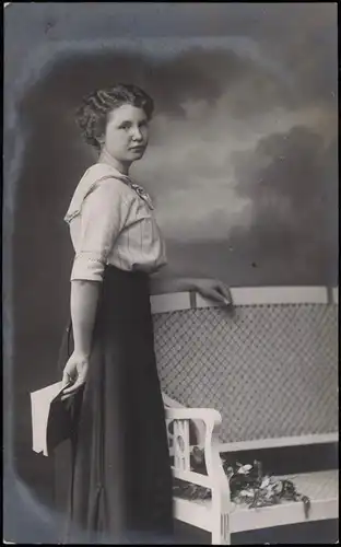 Künstlerkarten Mode Kleidung Frau mit Buch an Bank 1922 Privatfoto