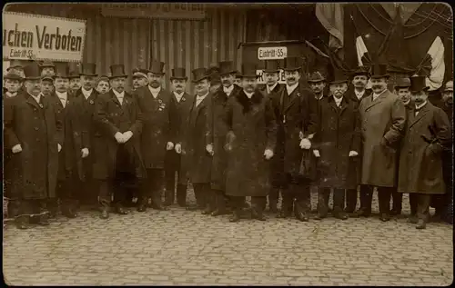 Innere Altstadt-Dresden Männergruppe mit Zylindern vor Zelt 1912