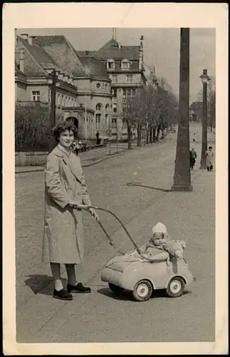 Foto  Frau mit Kinderwagen als Auto 1950 Privatfoto Foto