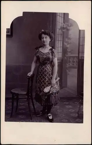 Frau in schönem Kleid Mode Kleidung Atelierfoto 1918 Privatfoto