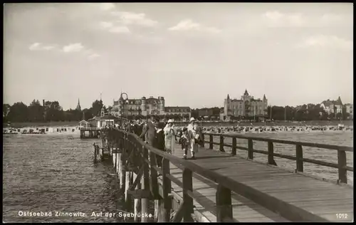 Ansichtskarte Zinnowitz Auf der Seebrücke; im Hintergrund Ostsee Strand 1920