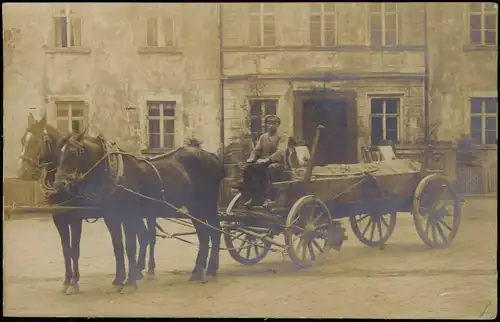 Foto  Mann auf Pferdefuhrwerk - Hausfassade 1916 Privatfoto