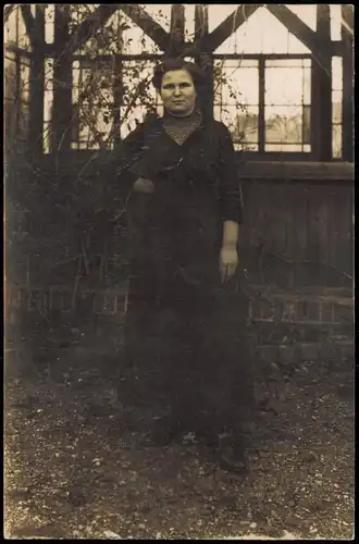 Ansichtskarte  Frau vor Gartenhaus 1922