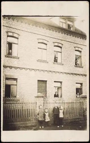 Hausfassaden Privataufnahmen mit Menschen, Ziegel 1922 Privatfoto
