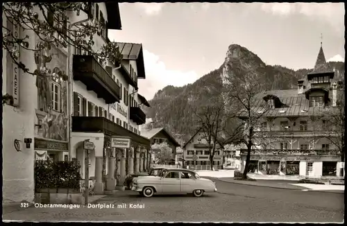 Ansichtskarte Oberammergau Dorfplatz mit Kofel, Auto vor Bierstüberl 1955